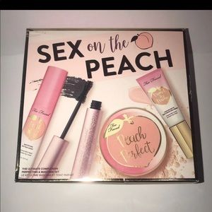 Too Faced Sex on the Peach set